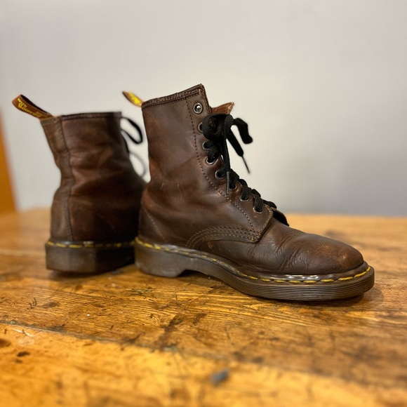 Vintage Dr. Marten Boots - Picture 4 of 9